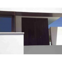 Decoración de puerta de vivienda con chapas de 2mm y 12mm